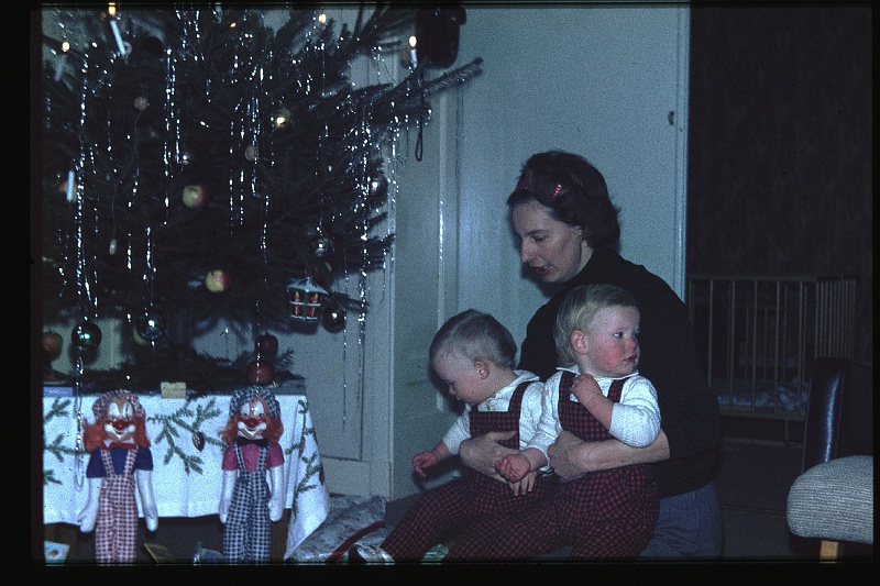 03.Delft dec 1964 Mama,Brigitte,Marion.JPG